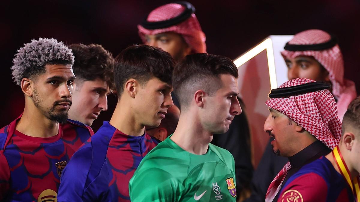 Kochen e Iñaki en la entrega de trofeos de la Supercopa del 2024