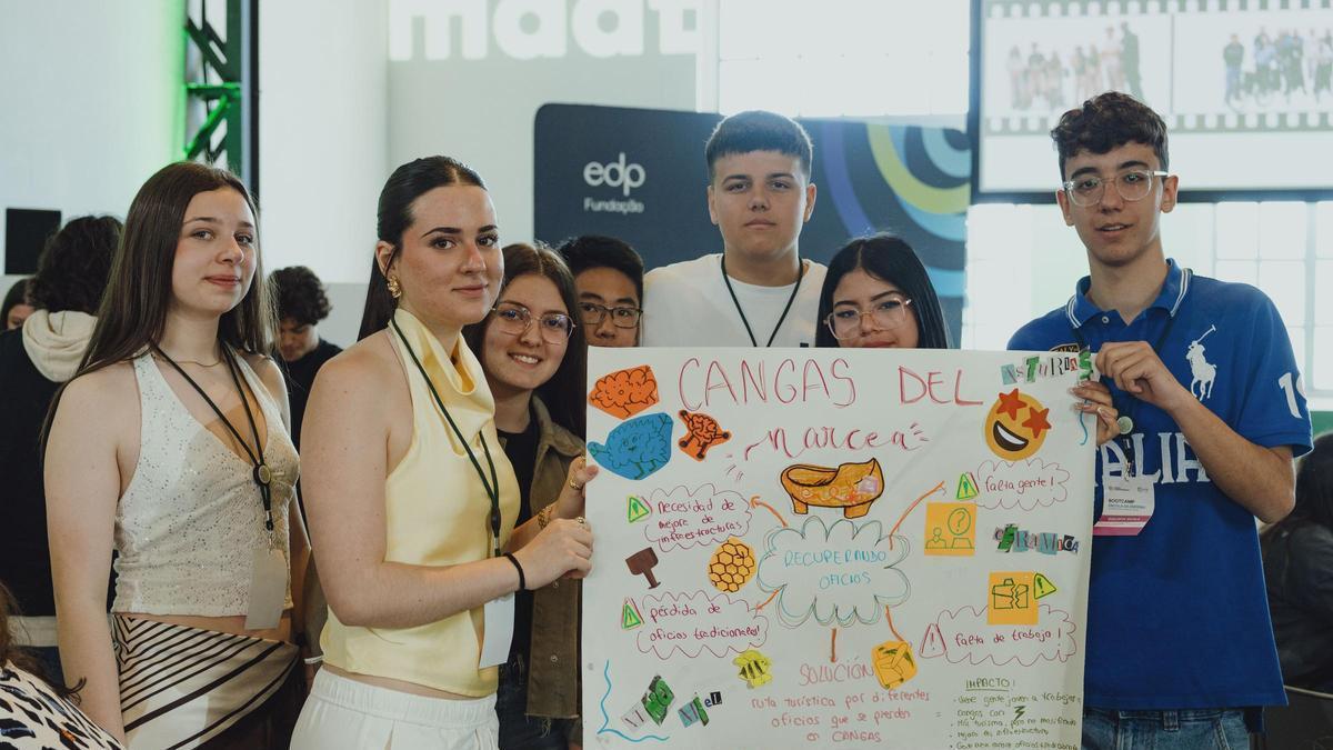 Los estudiantes del IES Cangas del Narcea presentando su propuesta en Lisboa.
