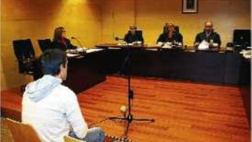 L&#039;acusat davant el tribunal de l&#039;Audiència de Girona durant el judici.