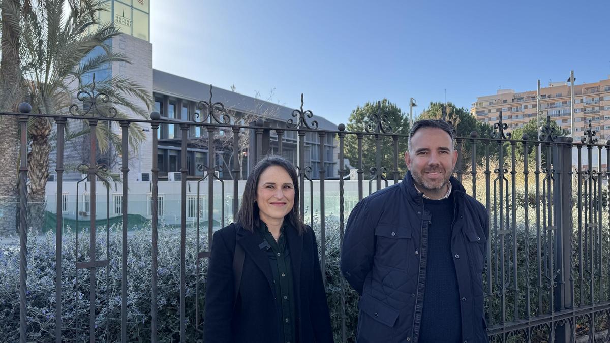 Merche Galí y Rafa Simó junto al Hospital Provincial, este miércoles, tras impedir realizar la rueda de prensa dentro del recinto.