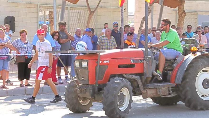 Una veintena de tractoristas de San Fulgencio muestran sus habilidades al volante