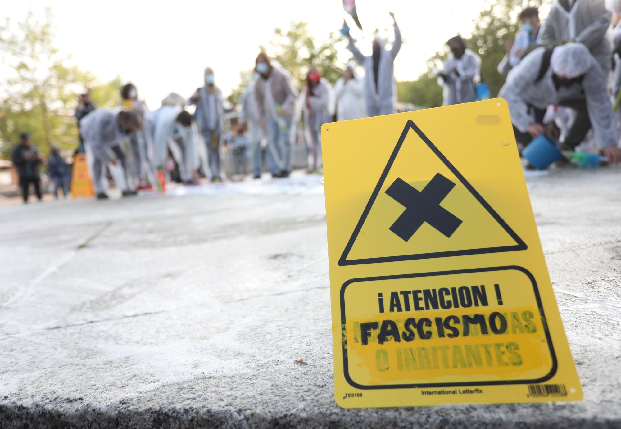 Varias personas durante el acto ‘Desinfecta Vallekas del Fascismo’ en la ‘Plaza Roja’ de Vallecas. EP