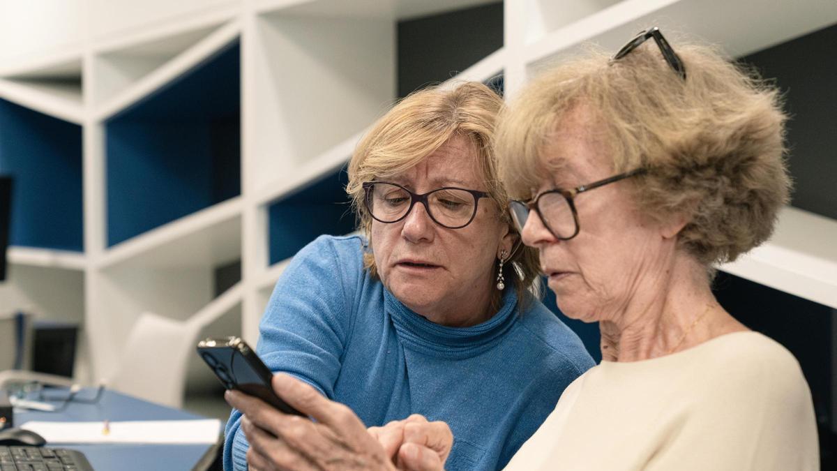 Dos mujeres participantes de los talleres del programa de Personas Mayores de la Fundación ”la Caixa”