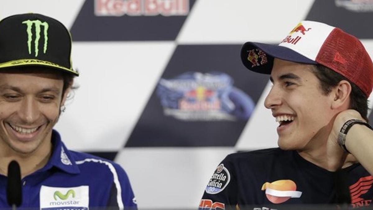 Márquez (derecha) bromea con Rossi en la sala de prensa del nuevo circuito de Termas de Río Hondo.