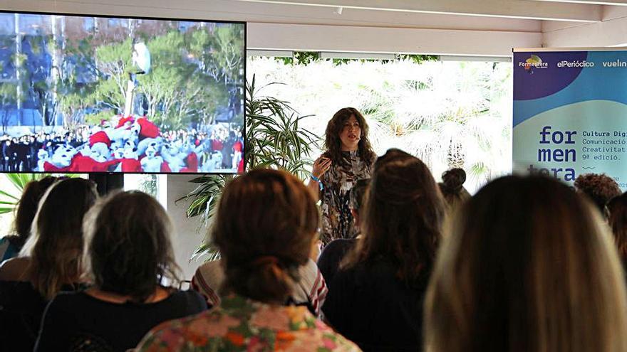 Mónica Moro, exdirectora creativa de McCann, bajo la atenta mirada de los asistentes del Formentera20. 