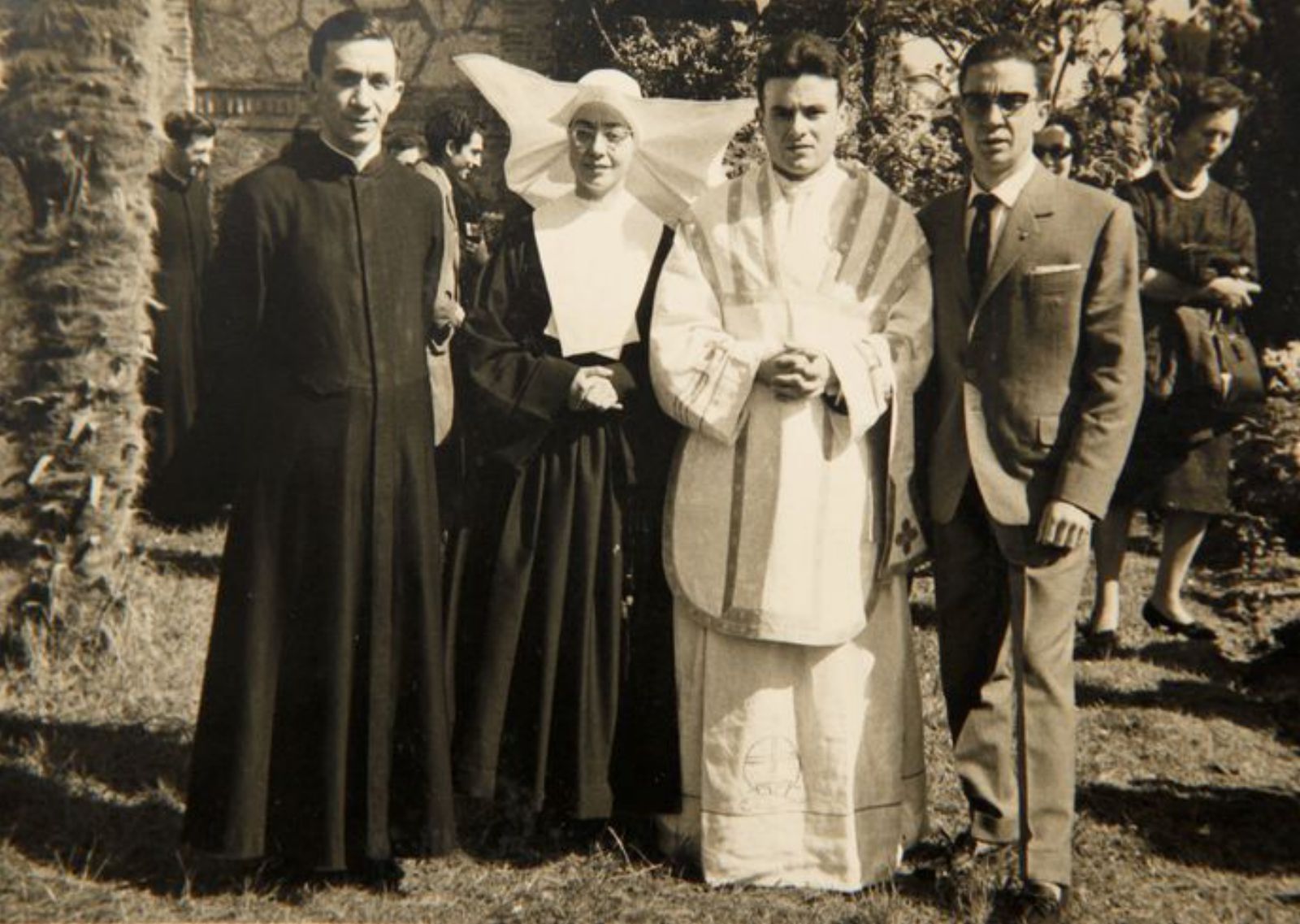 El sacerdote (segundo por la derecha), tras su ordenación en 1962