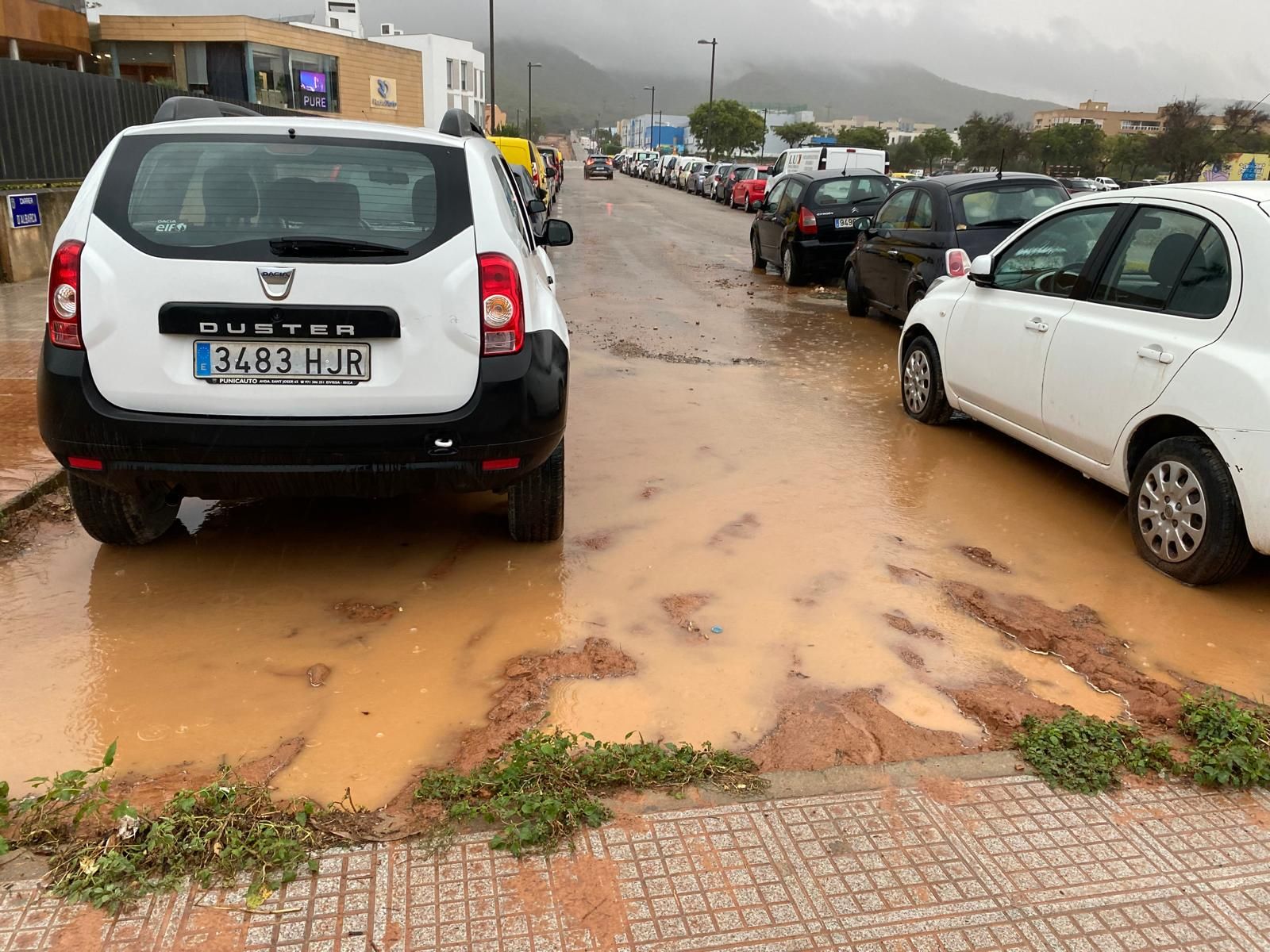 Aparcamiento disuasorio junto a la avenida de la Paz a las 16 horas.
