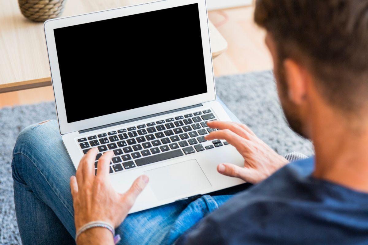 Este modelo de MacBook se ha convertido en el ordenador portátil más solicitado (y este es el por qué)