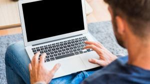 Este modelo de MacBook se ha convertido en el ordenador portátil más solicitado (y este es el por qué)