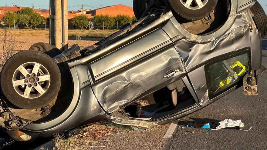 Roba un coche de madrugada en un pueblo de Zamora y acaba en el hospital tras empotrarse contra un poste