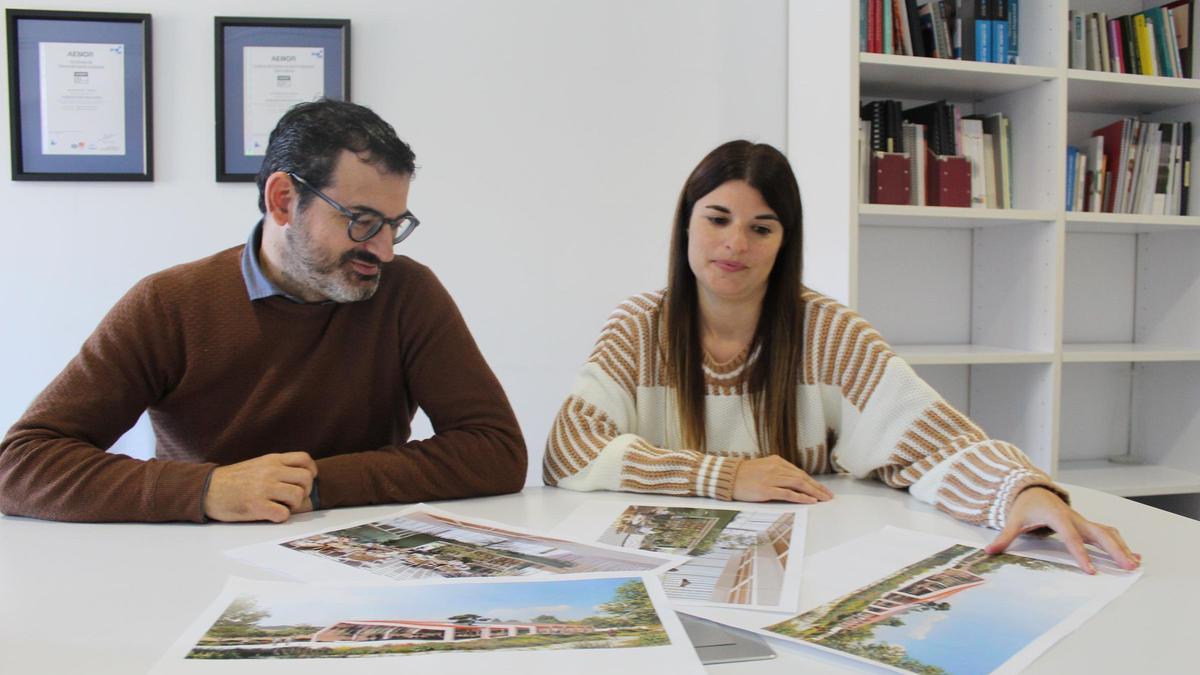 Albert Piñol i Alícia Marina amb imatges del futur espai de l’hivernacle al Parc Central d’Igualada