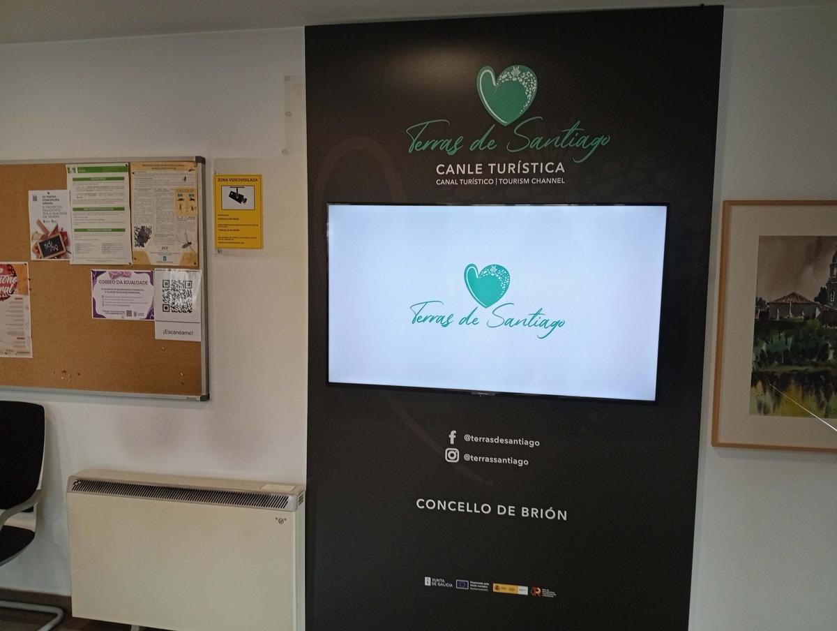 Unha das pantallas instaladas, neste caso, na casa consistorial de Brión