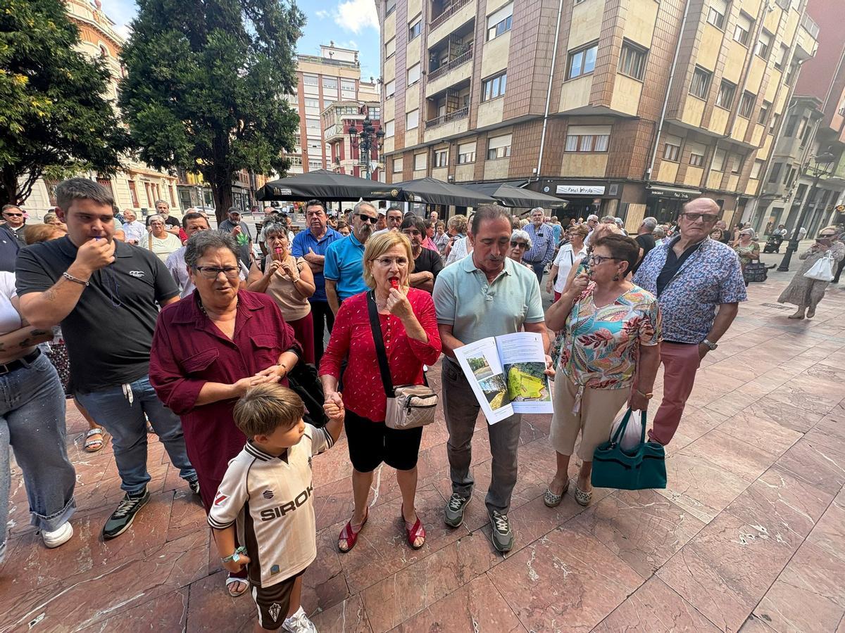 Protesta de los vecinos de El Carbayu ante el Ayuntamiento de Langreo