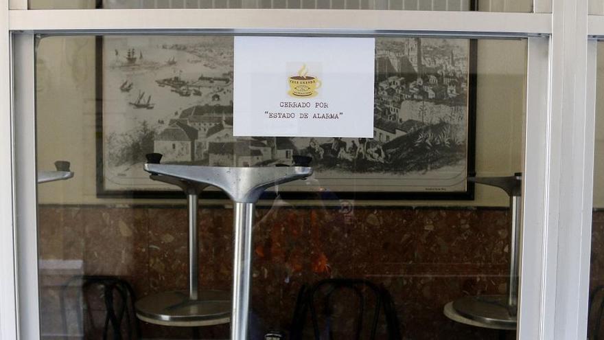 Una cafetería cerrada estos días en Málaga.