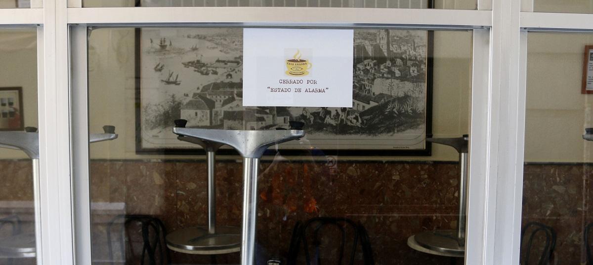 Una cafetería cerrada estos días en Málaga.