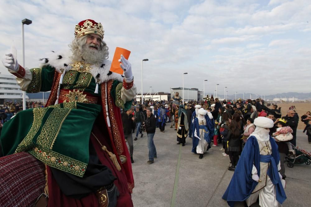 Una multitud recibe a los Reyes Magos en Gijón.