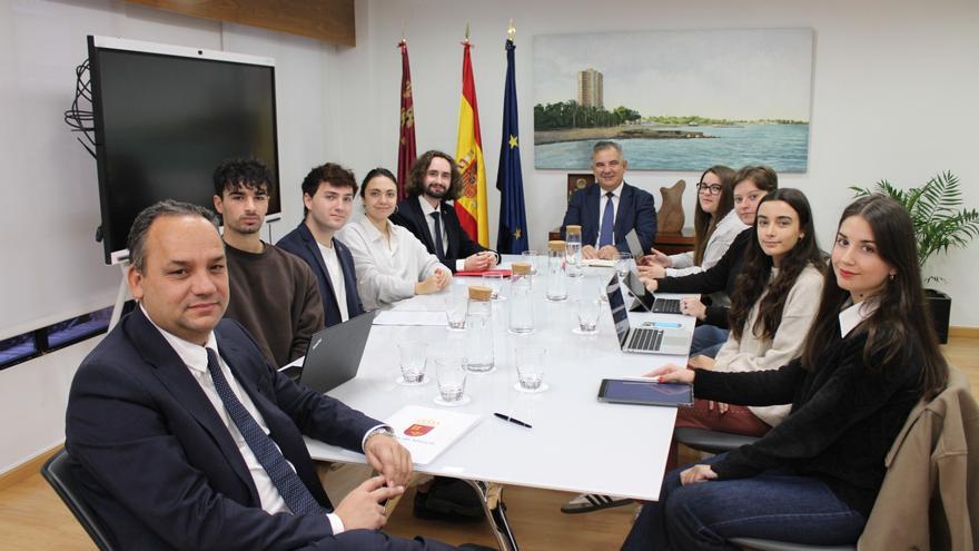 El Gobierno regional dobla la dotación de las becas Erasmus para los universitarios de la Región
