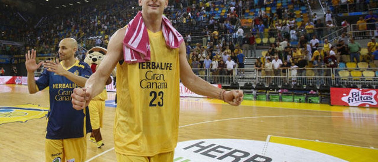 Alen Omic celebra una de las victorias en el Gran Canaria Arena.