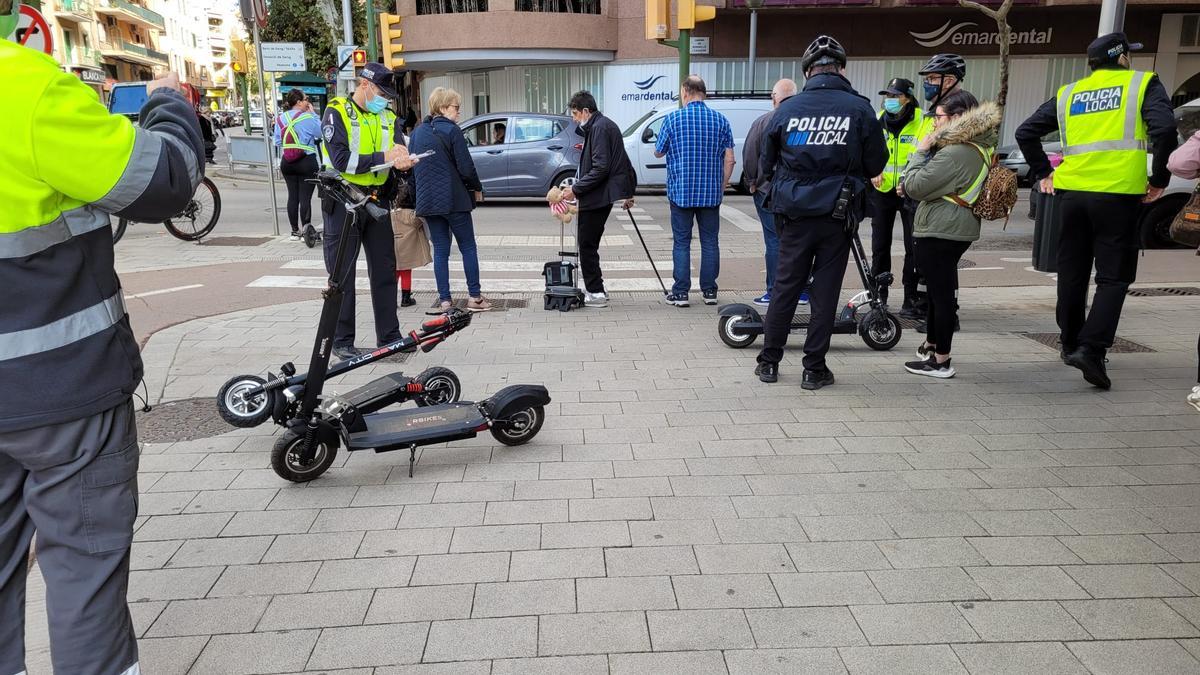 Los policías, con varios de los patinetes interceptados en el control en la plaza Abu Yahya