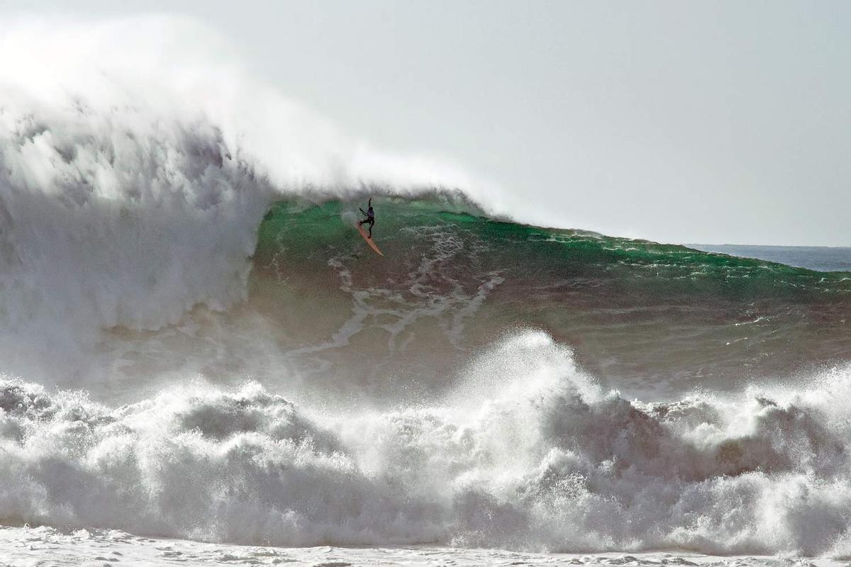 La típica ola gigantesca de Nazaré