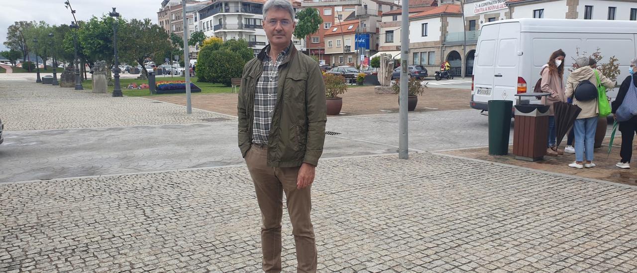 El alcalde grovense, José Cacabelos, en la plaza de O Corgo.