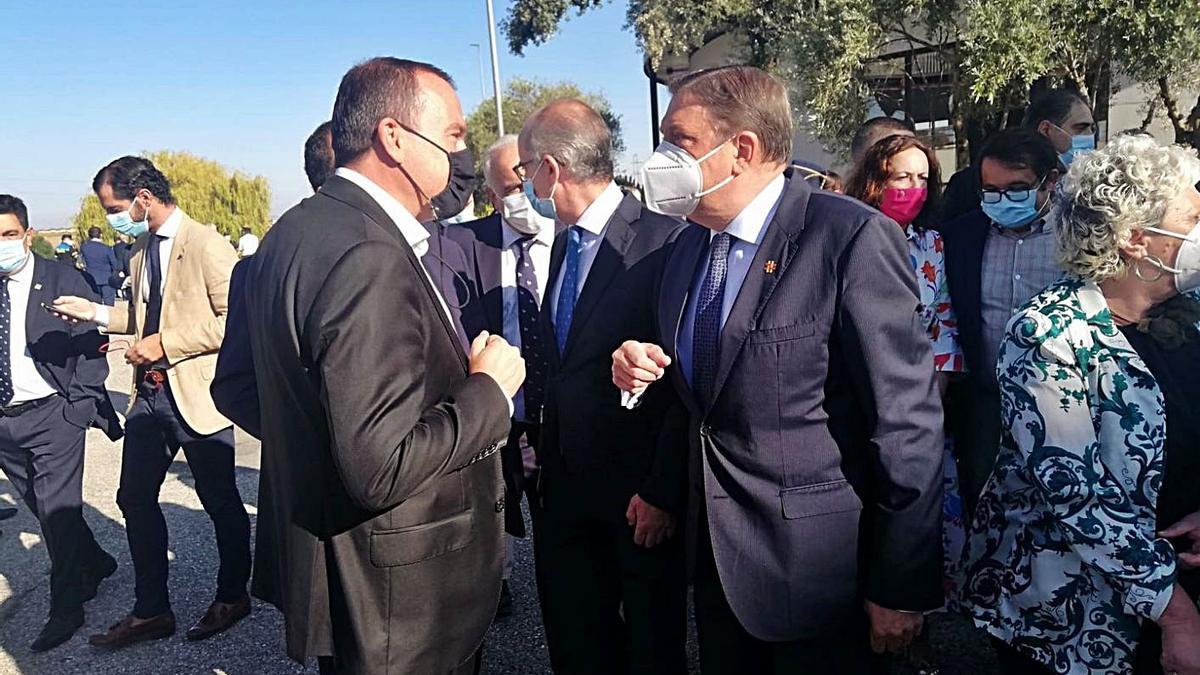 Requejo (izquierda), conversa con el ministro Planas en la feria salmantina.