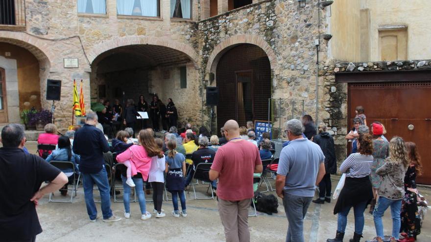 L&#039;actuació de la coral Som Veus a la plaça de la República.