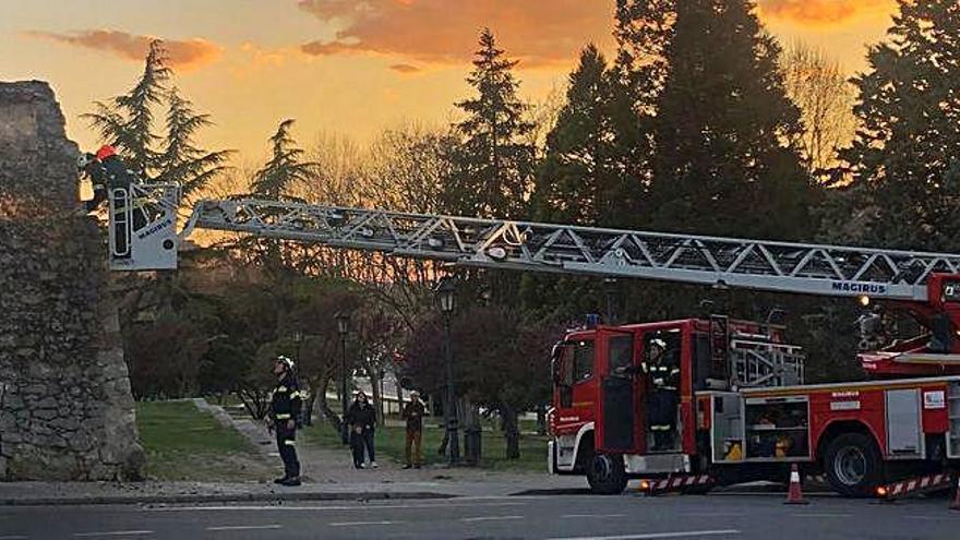 Los bomberos actúan en la muralla para elaborar un informe