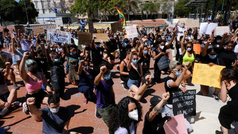 Este domingo, la plaza de la Marina de Málaga ha acogido una concentración con cientos de personas en contra del racismo y la xenofobia.