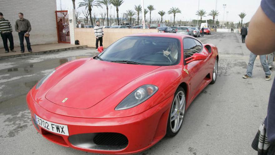 Alexis conduciendo su vistoso Ferrari rojo.