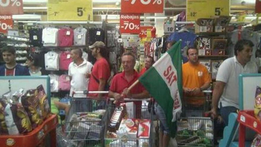 El alcalde de Marinaleda lidera el saqueo de un supermercado