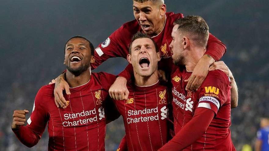 Los jugadores del Liverpool celebran un gol en el campo del Leicester. // Reuters