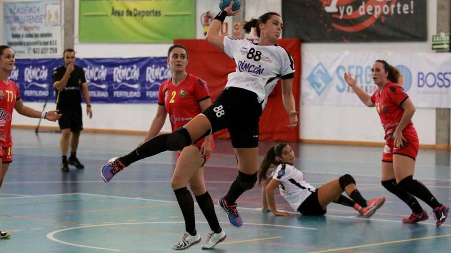 La jugadora del Rincón Fertilidad, Paula García, realiza un lanzamiento desde el pivote en un duelo contra el Aula Valladolid.