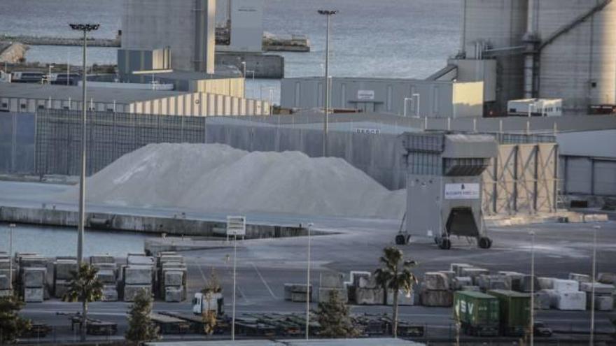 Varias sentencias judiciales han terminado por paralizar la actividad de graneles en el Puerto de Alicante. Esta semana ya no entra ni un barco granelero.