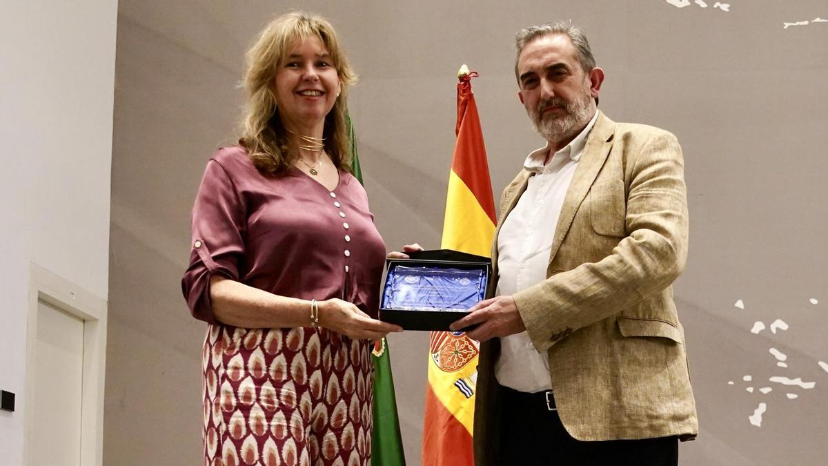 José Ramón Mendaza recoge la distinción para nuestro periódico.