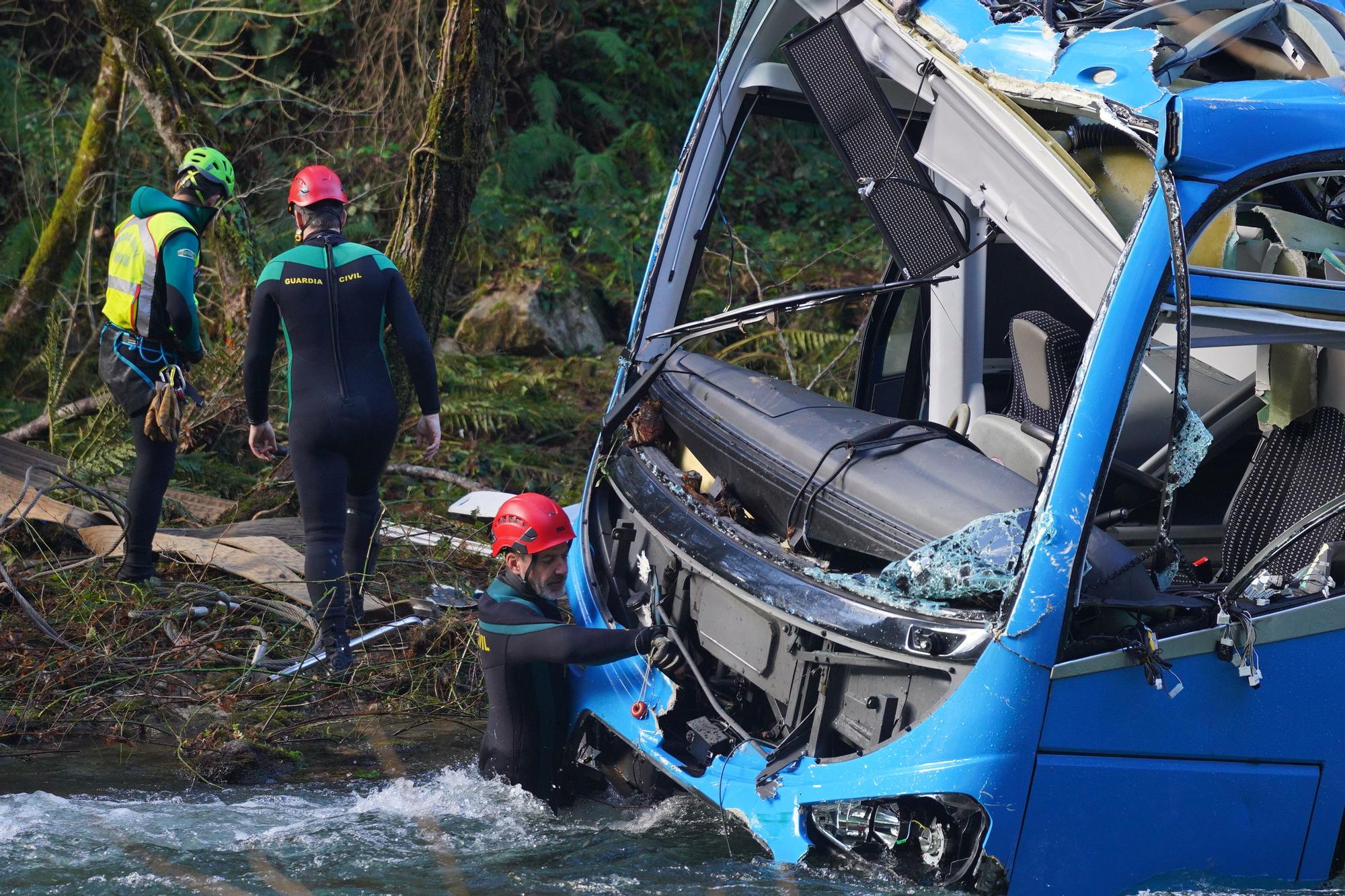 Comienza el operativo para recuperar el autobús siniestrado en el Lérez