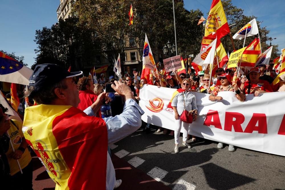 Milers de persones es manifesten a Barcelona per per la unitat d'Espanya