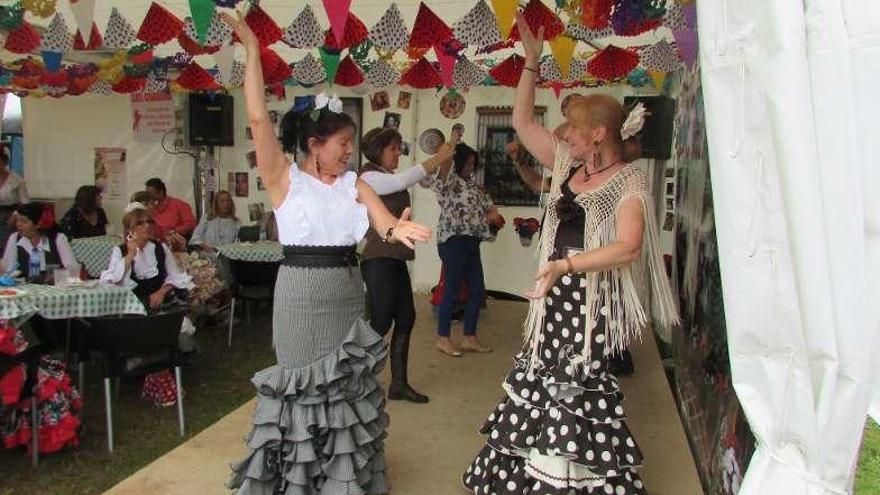 Sevillanas y ambiente andaluz en la feria rociera de Llanes