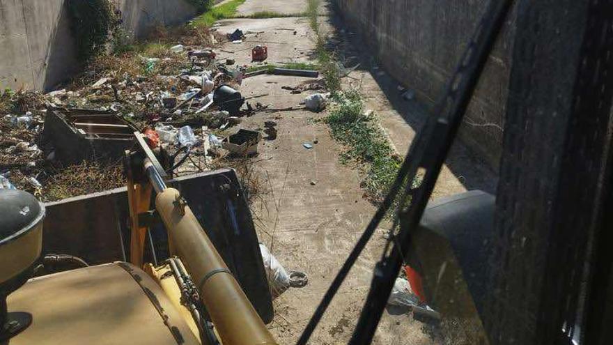 Figueres retira més de tres mil quilos de deixalles de la riera Galligans