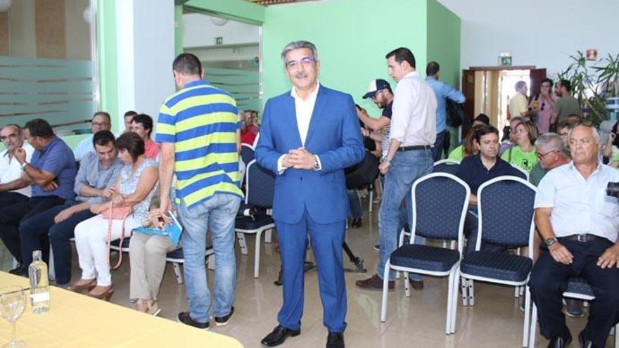 Román Rodríguez, en la  mañana de este sábado, en el hotel Diamar de Arrecife junto a miembros de su partido y representantes políticos, económicos y sociales de Lanzarote.