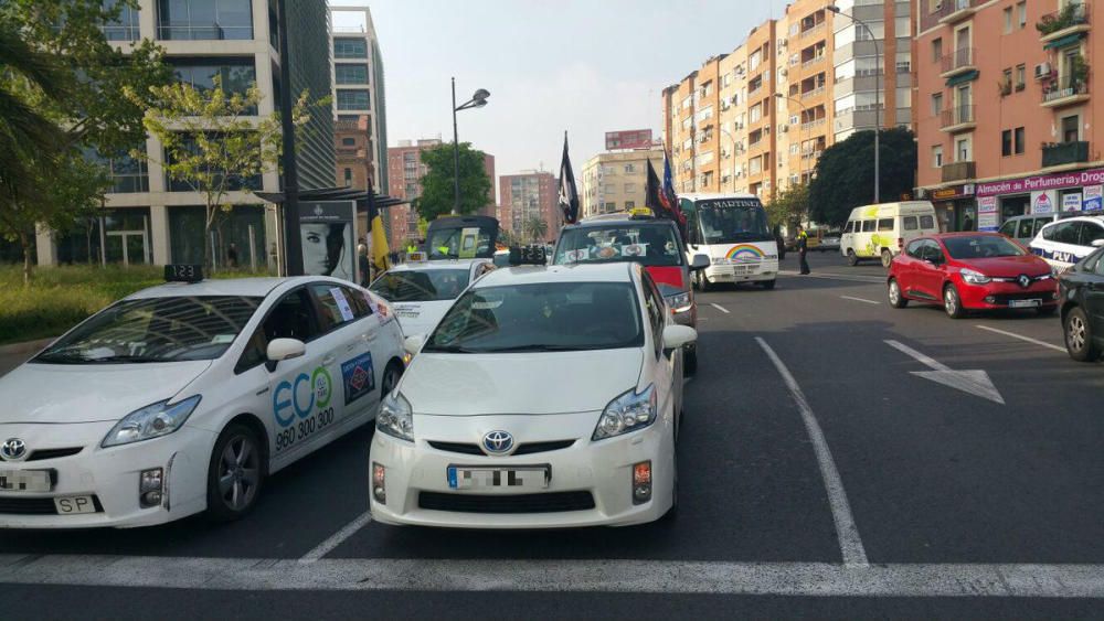 Instantes de la marcha de los taxistas.