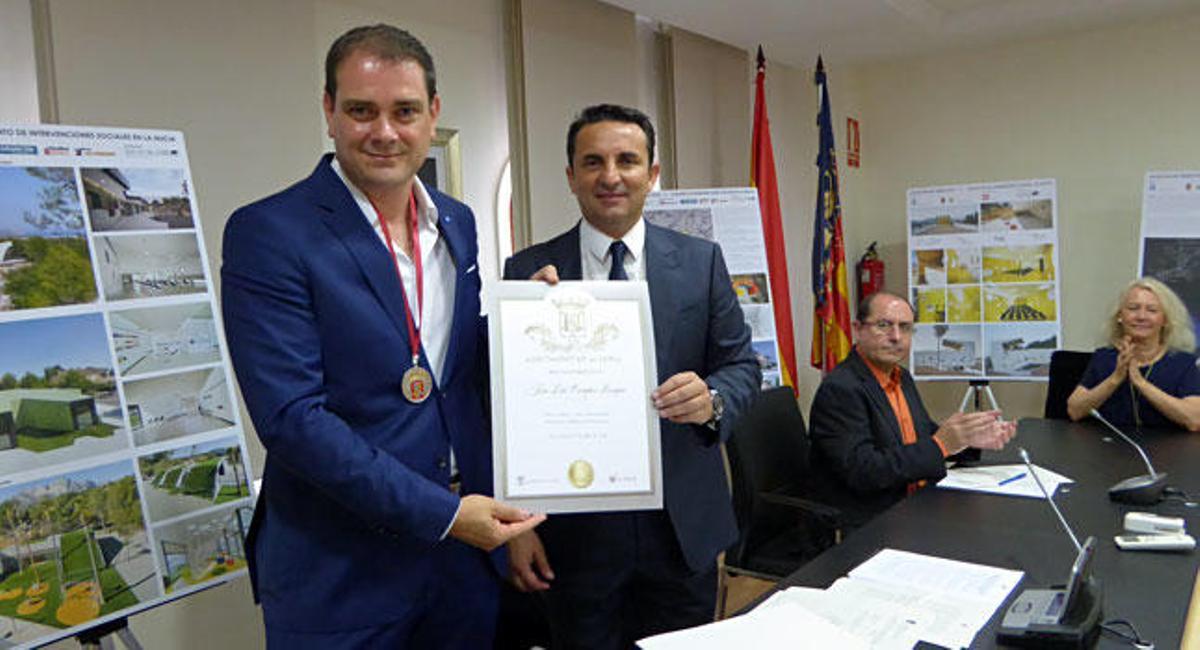 El alcalde de La Nucía entrega a José Luís Campos la medalla del municipio y el pergamino de la distinción oficial.