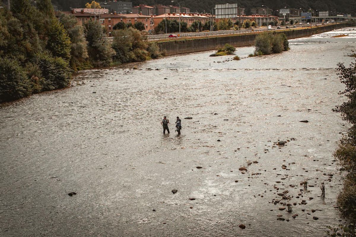 Dos pescadores, en el coto de Mieres.