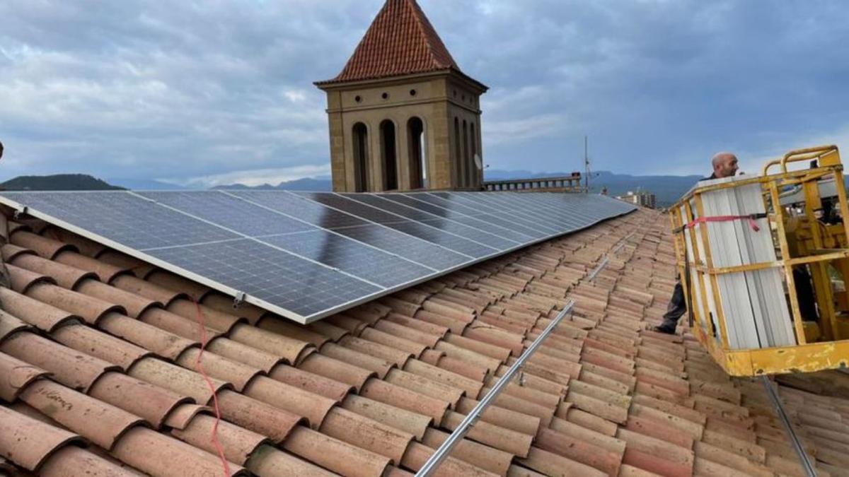 La instal·lació de les plaques a la coberta sud del seminari | BISBAT SOLSONA