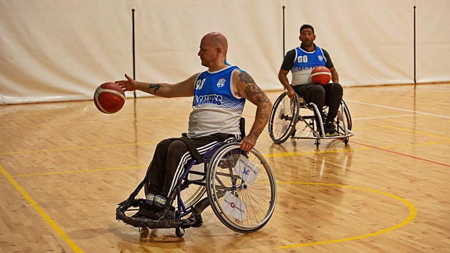 Pablo Hempler y su compañero Josías García, en un ejercicio de bote. 