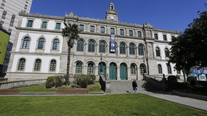 Jubilaciones y traslados de interinos dejan libres 181 plazas docentes en colegios e institutos de A Coruña