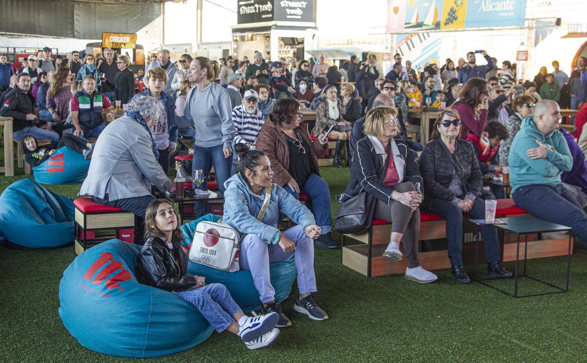 Cientos de personas que se acercaron hasta la apertura del Village de la Ocean Race