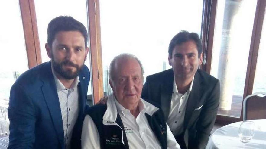 El rey Juan Carlos I, junto a Barandela (i) y el alcalde, Gonzalo Pita.