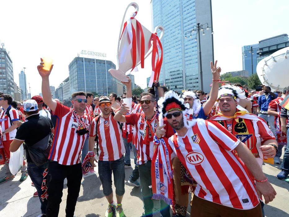 Las aficiones de Madrid y Atlético toman el centro de Milán en las horas previas al partido.