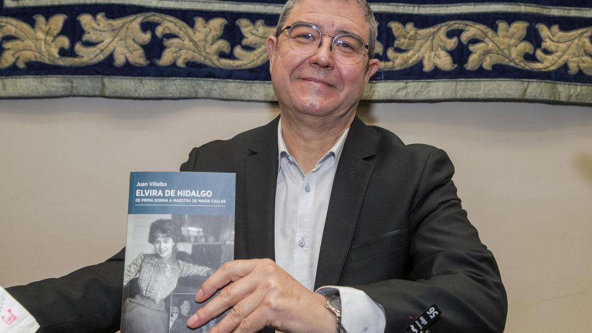 Villalba, posa con su libro ‘Elvira de Hidalgo, de prima donna a maestra de Maria Callas’.